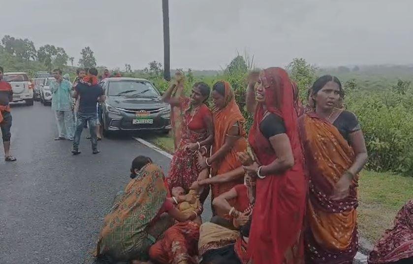 Giridih Murder : घटना के बाद रोती बिलखती परिजन