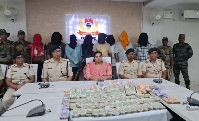 Palamu Crime : पलामू पुलिस की सबसे बड़ी कार्रवाई, 3 क्विंटल अफीम डोडा और 32 लाख कैश के साथ 8 तस्कर गिरफ्तार...