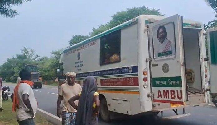 Jamtara : चरमराई स्वास्थ्य व्यवस्था: तेल खत्म होने से एंबुलेंस में तड़पता रहा मरीज, लोग बोले-स्वास्थ्य मंत्री सिर्फ बातें करते हैं...