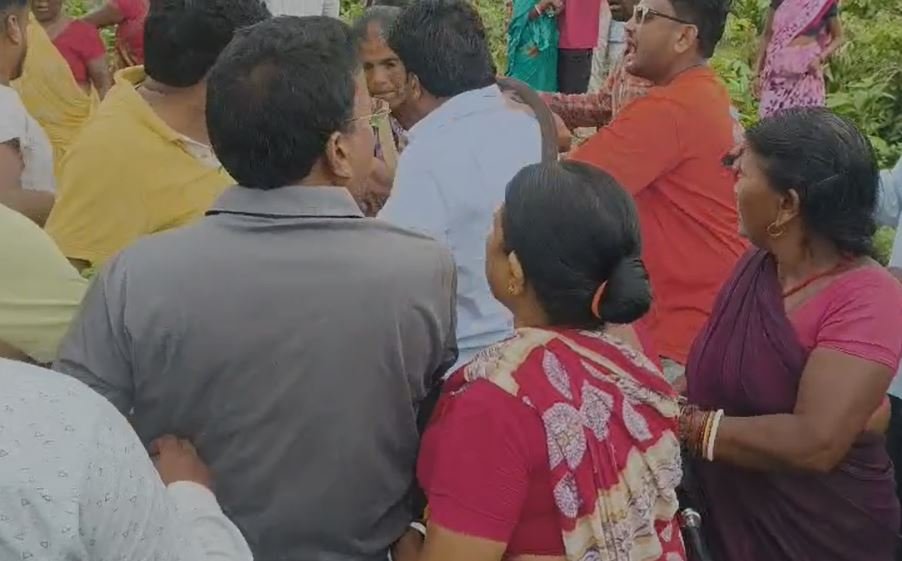 Bokaro : करो या मरो की लड़ाई: जंगल कटाई पर भिड़े दो गुट, सड़क बनी रणभूमि... Bokaro : दोनों ओर से चलने लगी लाठियां