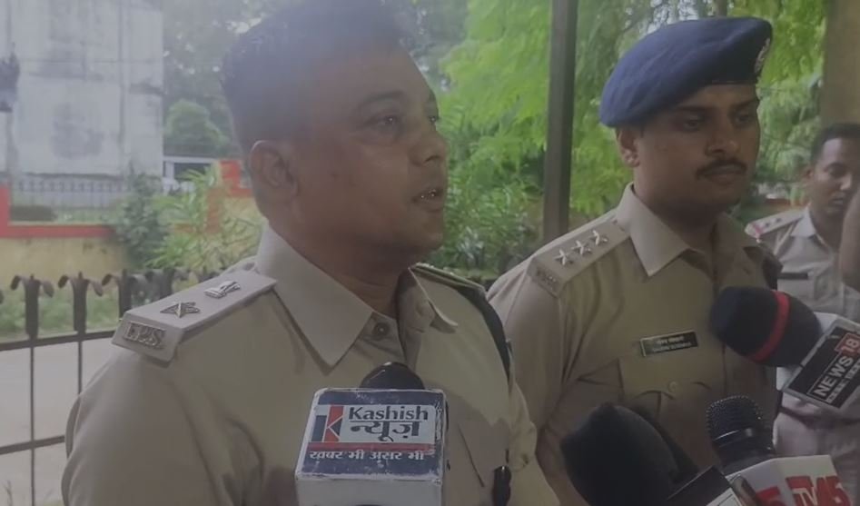 Ramgarh : कैदी की संदिग्ध मौत पर सियासत गर्म, सांसद मनीष जायसवाल ने पुलिस की कार्रवाई पर उठाए सवाल... Ramgarh : लापरवाही बरतने वाले अफसर सस्पेंड-एसपी