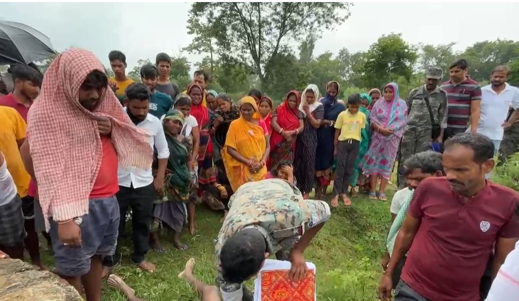 Giridih : लापता युवक का शव कुंए से बरामद, हत्या की आशंका से गांव में सनसनी... Giridih : परिजनों ने जताई हत्या की आशंका
