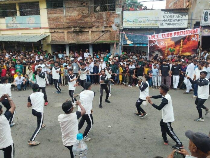 मुहर्रम के मौके पर पारंपरिक अखाड़ा जुलूस, युवाओं ने दिखाए हैरतअंगेज करतब