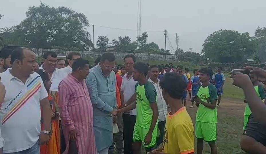 Ramgarh : नमो फुटबॉल टूर्नामेंट का भव्य आगाज, सांसद मनीष जायसवाल ने किया शुभारंभ...