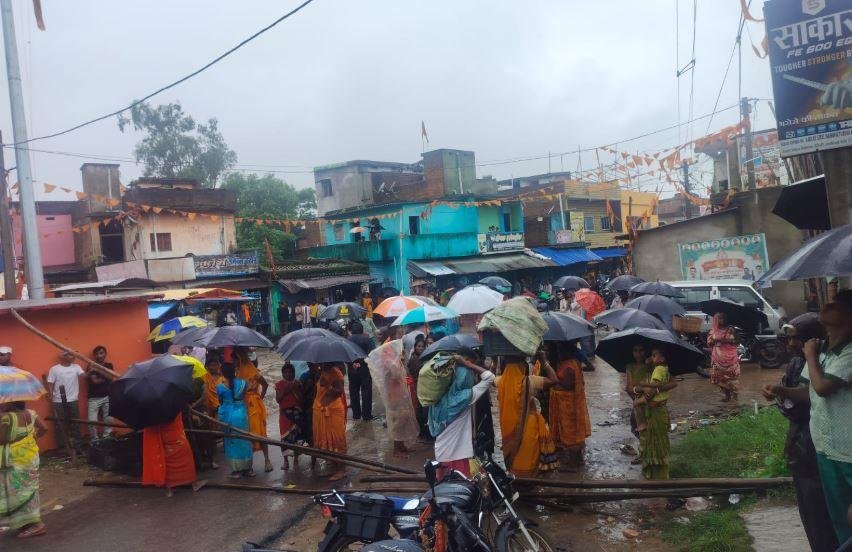 Hazaribagh : लापता युवक का शव मिलते ही भड़की भीड़ ने घर फूंका, एक को पीट-पीटकर मार डाला...