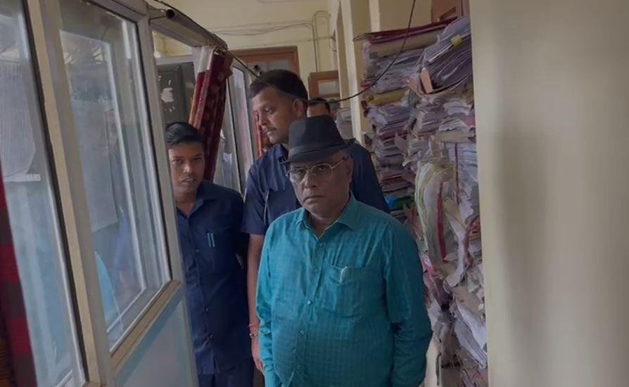 Ranchi : उत्पाद मंत्री योगेंद्र प्रसाद ने अचानक औचक निरीक्षण से मची हड़कंप, अनुपस्थित रहे कर्मचारियों को दे दिया...