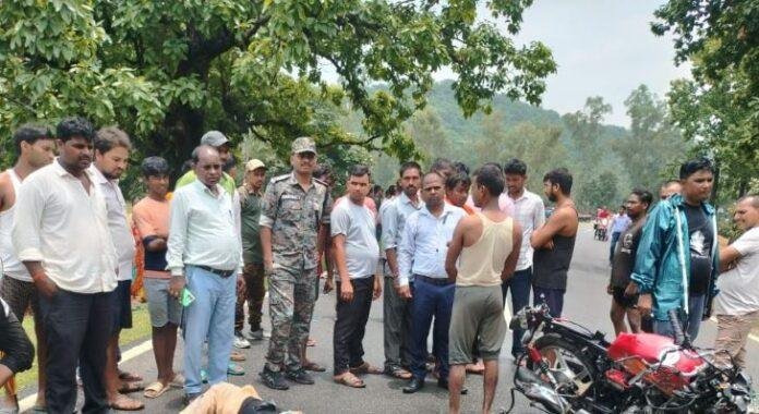 Giridih Accident : तेज रफ्तार ट्रक ने रौंदा, डॉक्टर की दर्दनाक मौत, ग्रामीणों ने चालक की कर दी धुनाई...