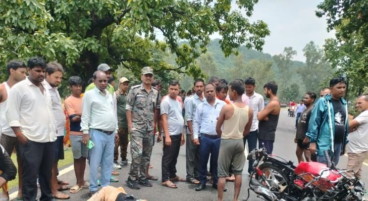 Giridih Accident : तेज रफ्तार ट्रक ने रौंदा, डॉक्टर की दर्दनाक मौत, ग्रामीणों ने चालक की कर दी धुनाई...