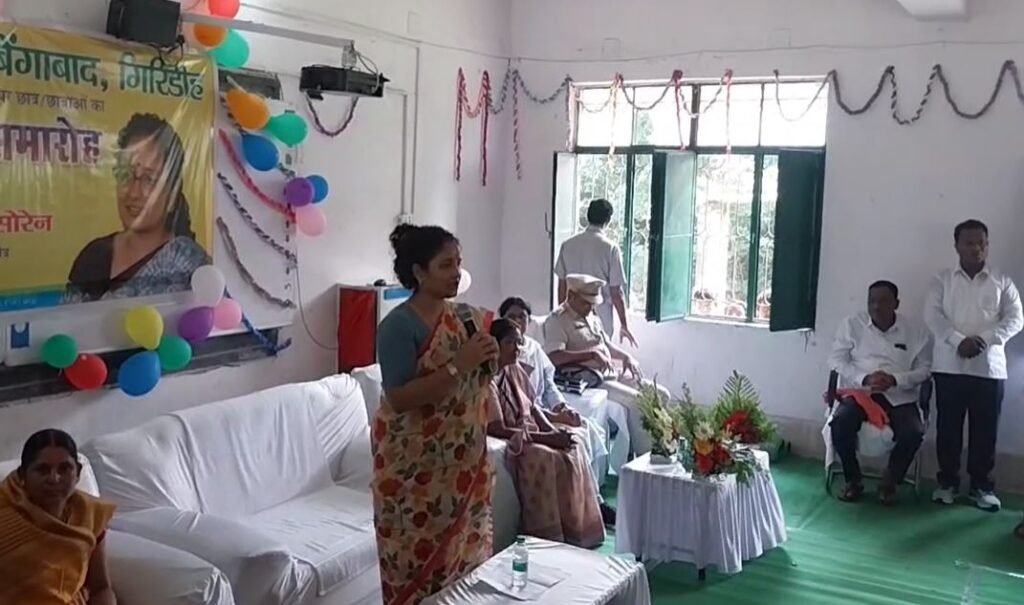 Giridih : विधायक कल्पना सोरेन ने क्षेत्र का किया दौरा, स्कूली बच्चों से किया संवाद...