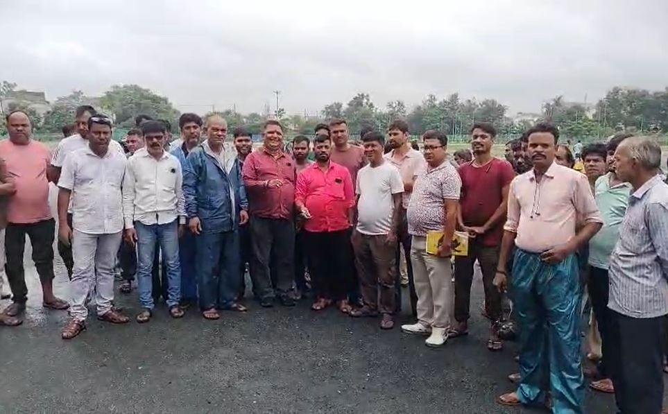 Dhanbad : शराब दुकानों के सेल्समैन का फूटा गुस्सा, कर्मियों ने दे डाली ये चेतावनी...