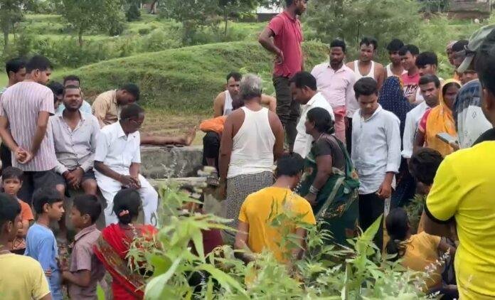 Giridih : लापता युवक का शव कुंए से बरामद, हत्या की आशंका से गांव में सनसनी