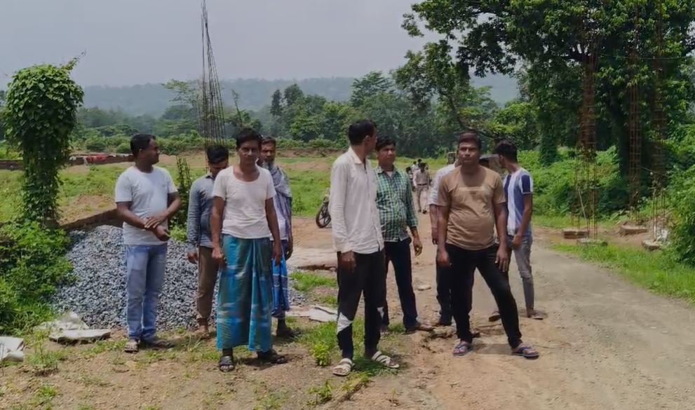 Dhanbad में सरकारी जमीन की लूट, गोबिंदपुर के ग्रामीणों ने रुकवाया काम, अंचलाधिकारी के... Dhanbad ग्रामीणों ने रुकवाया काम