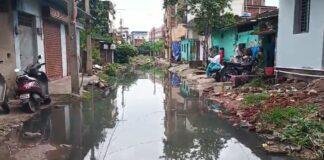 नगर निगम की लापरवाही से वार्ड 17 जलमग्न, लोग जी रहे नारकीय जीवन