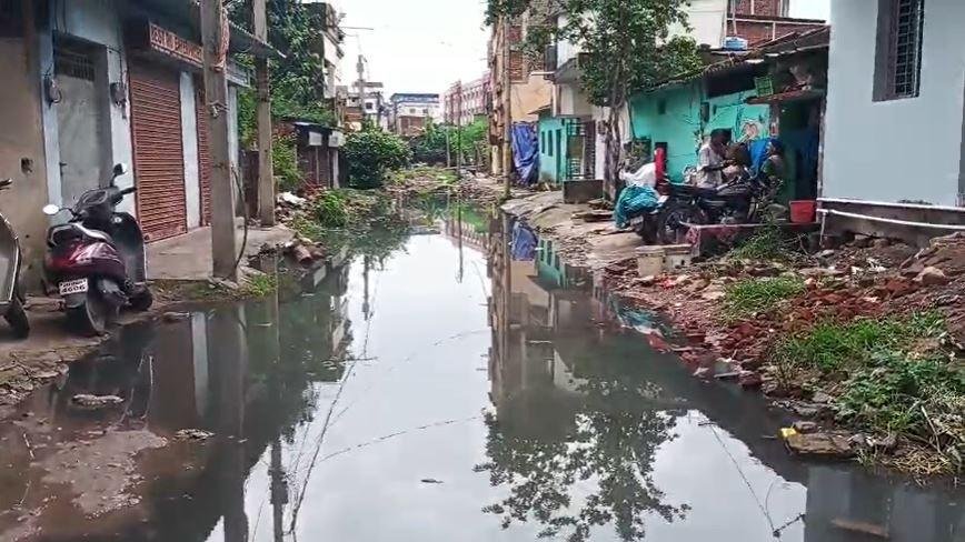 नगर निगम की लापरवाही से वार्ड 17 जलमग्न, लोग जी रहे नारकीय जीवन