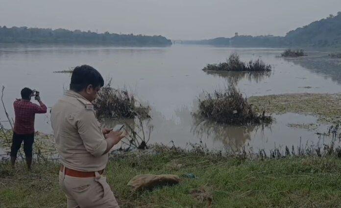 Dhanbad Breaking : दामोदर नदी में तैरता हुआ शव मिलने से मची सनसनी, जांच में जुटी पुलिस...