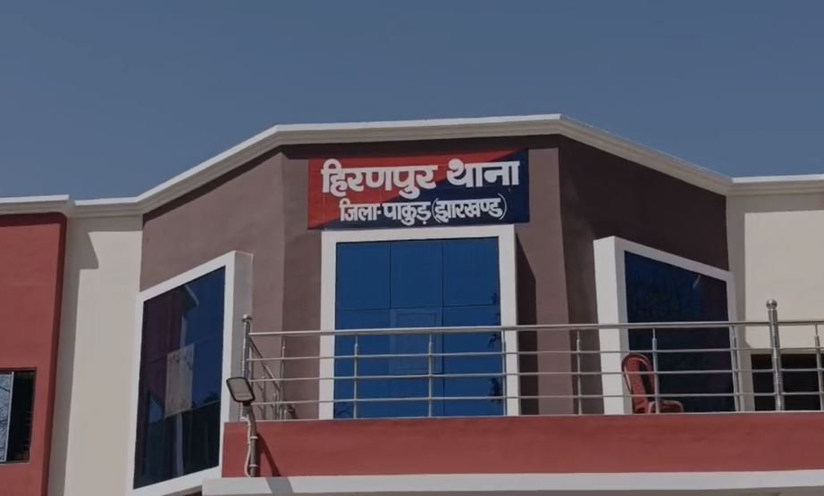 Pakur Crime : प्यार की सजा मौत! तीन घंटे में मर्डर मिस्ट्री का सनसनीखेज खुलासा, पति-पत्नी गिरफ्तार... Pakur Crime : विवाहिता महिला से था किशोर का प्रेम-संबंध