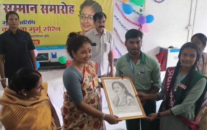 Giridih : विधायक कल्पना सोरेन ने क्षेत्र का किया दौरा, स्कूली बच्चों से किया संवाद...