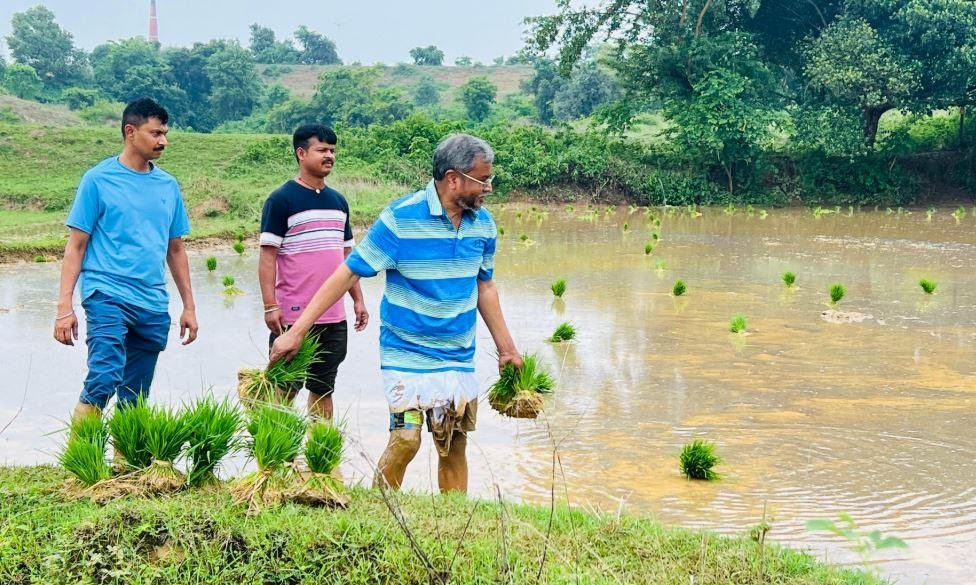Babulal Marandi खेत में