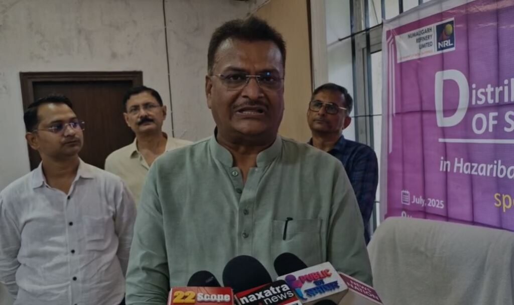 Hazaribagh : सांसद मनीष जायसवाल पहुंचे विभावि, खेल गतिविधियां बढ़ाने के लिए भेंट किया दो स्पोर्ट्स कीट्स
