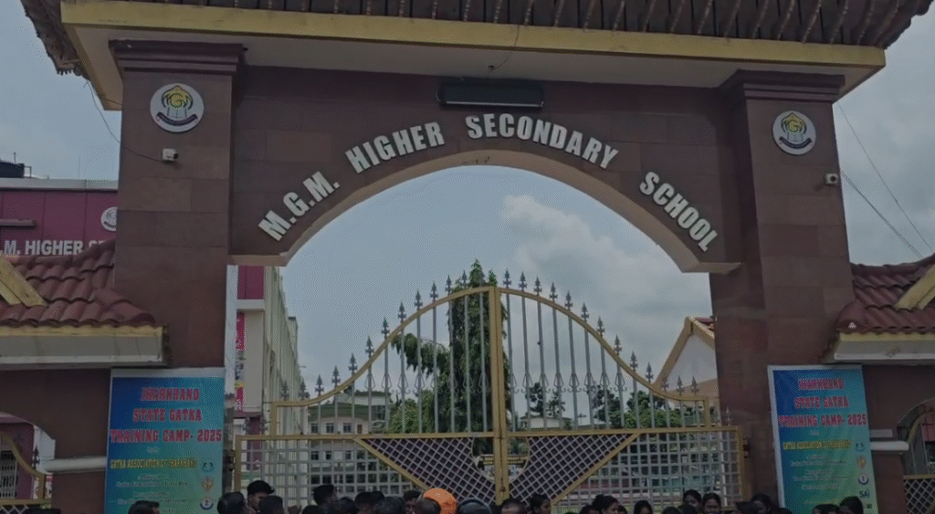 Bokaro : MGM स्कूल में दर्जनों छात्राओं को परीक्षा केन्द्र में प्रवेश से रोका, छात्रों का फूटा गुस्सा... Bokaro : लेट से आने पर गार्ड ने रोका