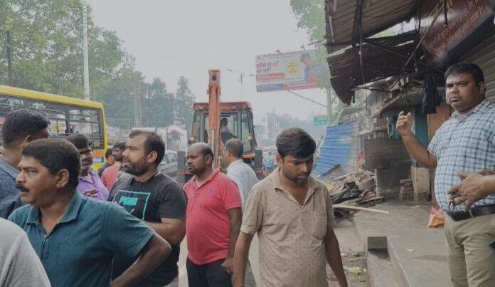 कूी Dhanbad बस स्टैंड पर चला बुलडोजर, नगर निगम का अतिक्रमण पर बड़ा एक्शन...