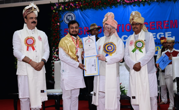 Ranchi : राज्यपाल संतोष गंगवार मारवाड़ी कॉलेज के 5वें ग्रेजुएशन समारोह में हुए शामिल कहा-उपाधि केवल प्रमाणपत्र नहीं, बल्कि दायित्व की शुरुआत है
