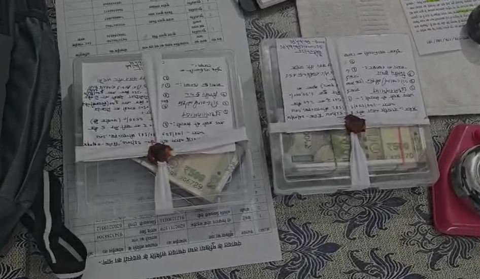 Gumla : जाली नोट के बड़े गिरोह का पर्दाफाश, लाखों के जाली नोट के साथ तीन गिरफ्तार... Gumla : जब्त नोट