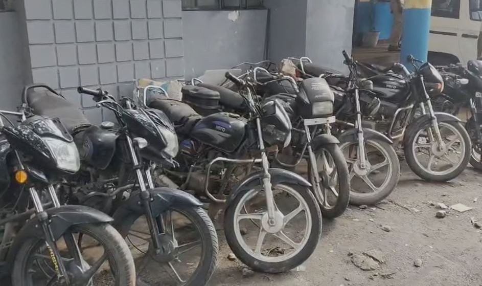 Bokaro Crime : रात के शिकारी निकले बाइक चोर, बाइक चोर गिरोह के चार शातिर गिरफ्तार... Bokaro Crime : चोरी की बाइक बरामद