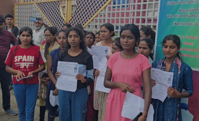 Bokaro : MGM स्कूल में दर्जनों छात्राओं को परीक्षा केन्द्र में प्रवेश से रोका, छात्रों का फूटा गुस्सा...