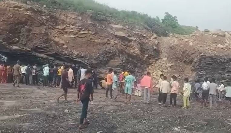 Ramgarh : मौत की खदान! सीसीएल करमा प्रोजेक्ट में चाल धसने से चार मजदूरों की मौत... Ramgarh : मौके पर जुटी ग्रामीणों की भीड़