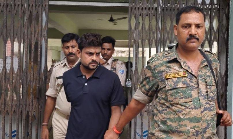 Saraikela में एसीबी की बड़ी कार्रवाई, घूस लेते राजस्व कर्मचारी को रंगेहाथ गिरफ्तार...