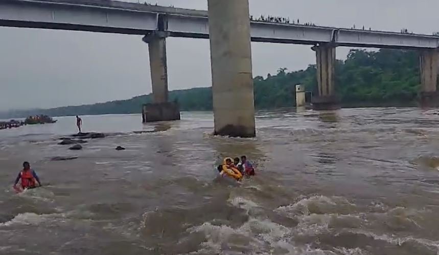 Bokaro : बच गए रे बाबा! तेलमोचो पुल से दामोदर नदी में कूदे तीन युवक, गोताखोरों ने बचाया... Bokaro : गोताखोरो की टीम ने डूबने से बचाया