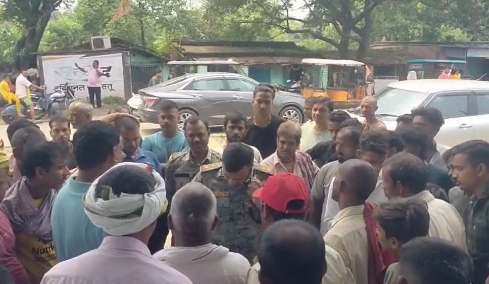 Bokaro में गाय चोरी पर फूटा खटाल संचालकों का गुस्सा, आरोपी के खटाल मवेशियों को...