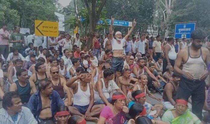 Ranchi : HEC कर्मियों का अनोखे अंदाज़ में प्रदर्शन, अर्धनग्न होकर जताया आक्रोश, भारी फोर्स तैनात...