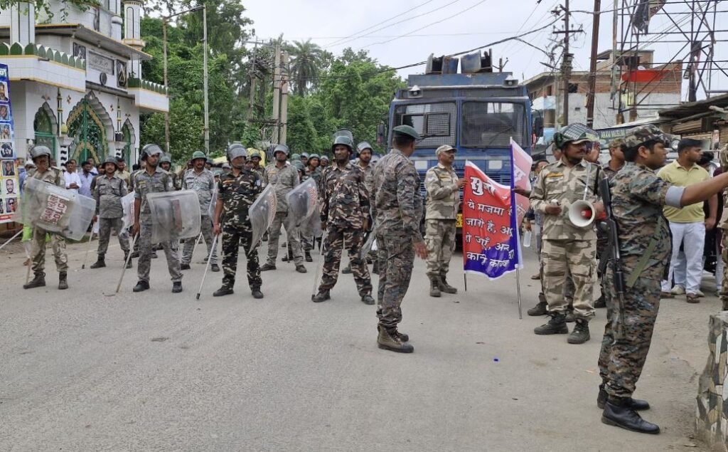 Hazaribagh : अचानक छूटने लगी आंसू गैस, लोगों में मची अफरातफरी, लगातार दूसरे दिन... Hazaribagh : मॉक ड्रिल के दौरान पुलिस फोर्स