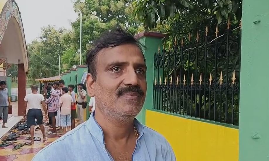 Jamtara Crime : जानकारी देते पुजारी