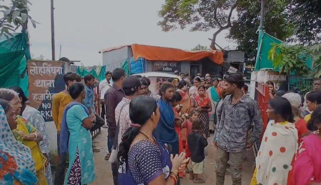 Hazaribagh : पत्नी ने फांसी के फंदे पर लटकाकर मार डाला-परिजनों ने आरोप लगाते हुए कर दिया... Hazaribagh : ग्रामीणों ने कर दिया सड़क जाम