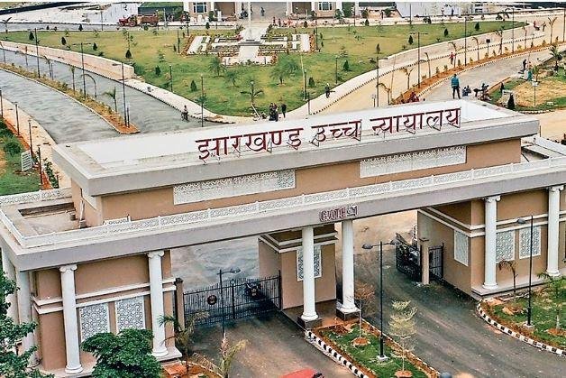 Breaking : शोकॉज पर बवाल! रिम्स निदेशक ने लगाया षड्यंत्र का आरोप, कोर्ट ने सरकार से मांगा जवाब...