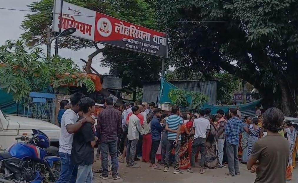 Hazaribagh : फांसी के फंदे पर लटकाकर पत्नी ने मार डाला-मृत युवक के परिजनों का गंभीर आरोप...