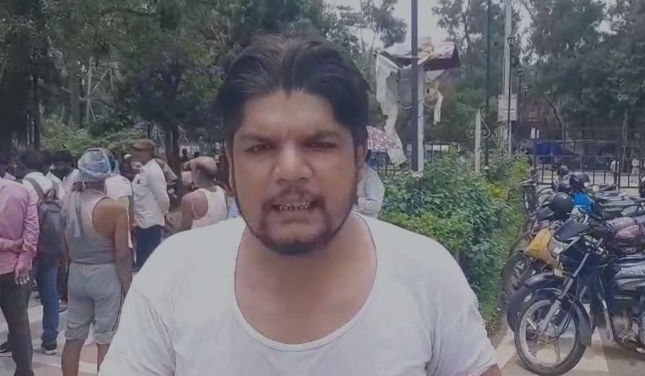 Ranchi : HEC कर्मियों का अनोखे अंदाज़ में प्रदर्शन, अर्धनग्न होकर जताया आक्रोश, भारी फोर्स तैनात... Ranchi : कर्मियों ने दी उग्र आंदोलन की चेतावनी