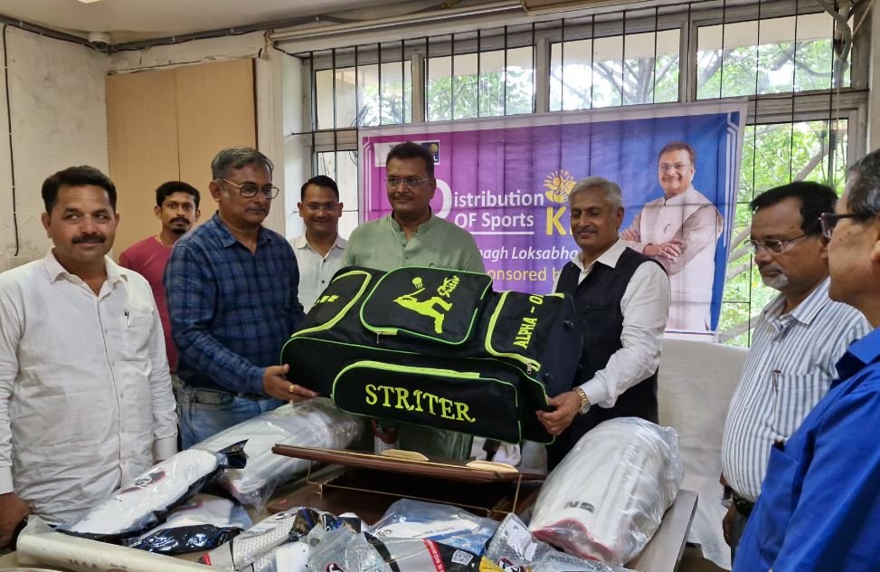 Hazaribagh : सांसद मनीष जायसवाल पहुंचे विभावि, खेल गतिविधियां बढ़ाने के लिए भेंट किया दो स्पोर्ट्स कीट्स Hazaribagh : किट देते सांसद