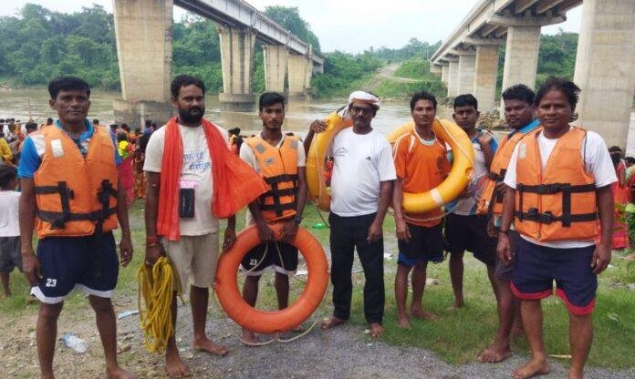 Bokaro : बच गई जान! तेलमोचो पुल से दामोदर नदी में कूदे तीन युवक, गोताखोरों ने बचाया...