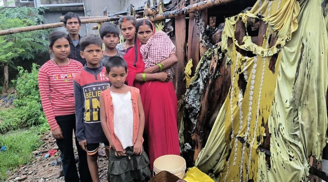 Hazaribagh : झोपड़ी में घुसकर लूट, मारपीट और फिर आगजनी, पुलिस के पास पहुंचा मामला...