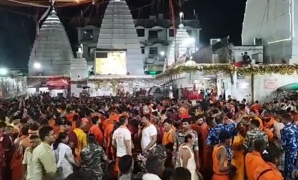 Deoghar : तीसरी सोमवारी को बाबाधाम में उमड़ा श्रद्धा का सैलाब, हाई अलर्ट पर प्रशासन... Deoghar : उमड़ी श्रद्धालुओं की भीड़