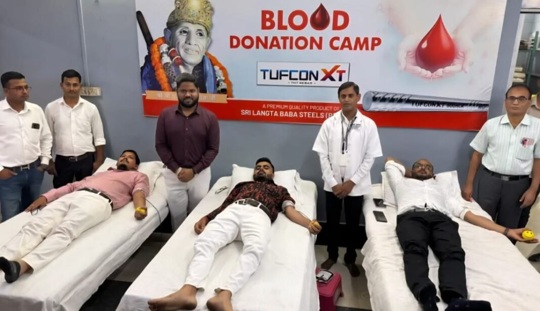 Giridih : श्री लांगटा बाबा स्टील्स प्राइवेट लिमिटेड के डायरेक्टर के जन्मदिन पर रक्तदान शिविर का आयोजन