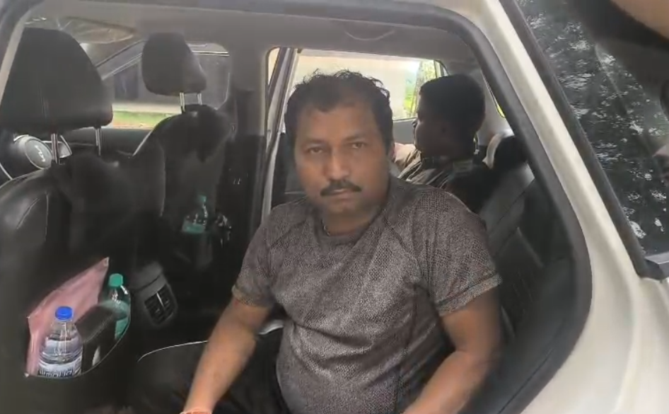 Breaking : गोवा का माल झारखंड में खपाने वाले सरगना का पर्दाफाश, 300 पेटी विदेशी शराब के साथ दो गिरफ्तार... Breaking : मुख्य आरोपी गिरफ्तार