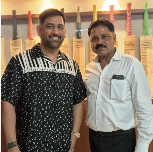 MS Dhoni से मिले मंत्री सुदिव्य कुमार सोनू, खेल और पर्यटन को नई उड़ान देने की तैयारी... MS Dhoni से मुलाकात के दौरान मंत्री सुदिव्य सोनू