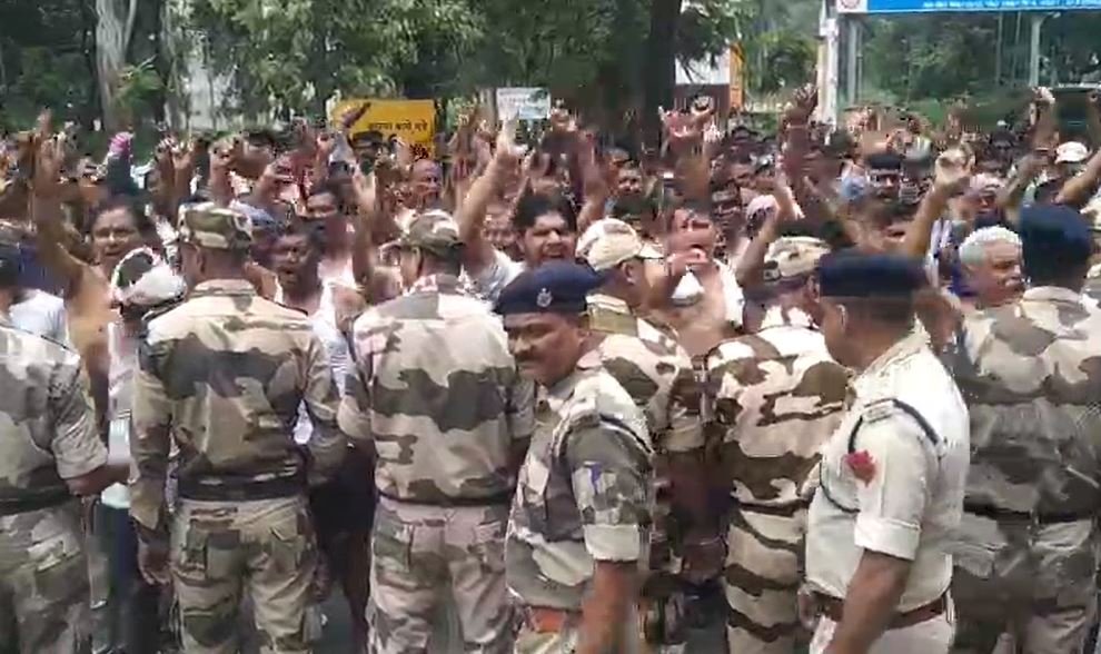 Ranchi : HEC कर्मियों का अनोखे अंदाज़ में प्रदर्शन, अर्धनग्न होकर जताया आक्रोश, भारी फोर्स तैनात... Ranchi : भारी फोर्स तैनात