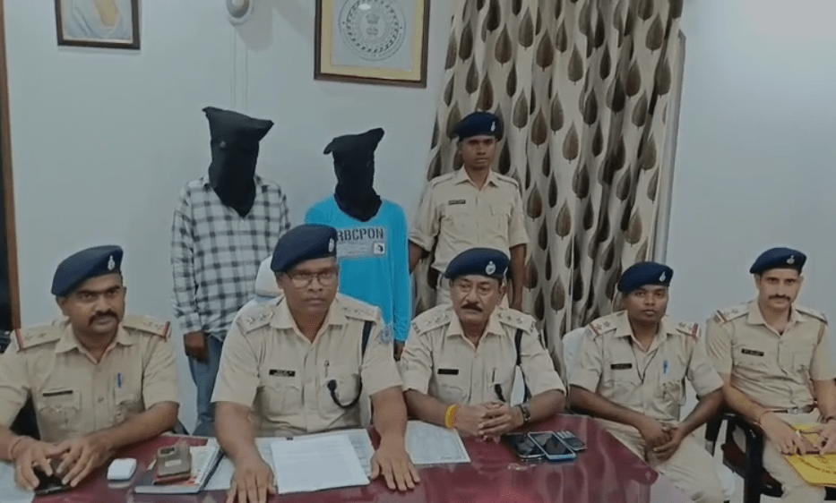 Chaibasa Crime : सुमित यादव हत्याकांड में दो आरोपी गिरफ्तार, मास्टरमाइंड अब भी फरार...