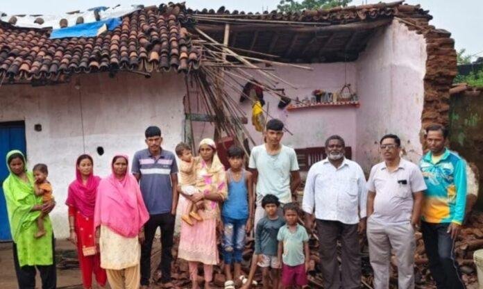 Giridih : भारी बारिश के कारण कच्चा खपरैल मकान अचानक धराशायी, मुआवजे की मांग
